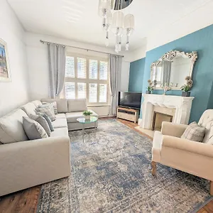 https://boon-holiday-let-home-bournemouth-with-private-garden-parking.bournemouth-hotels.org